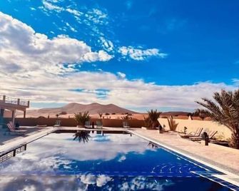 Hotel Camping Les Roses Des Dunes & Piscine - Merzouga - Zwembad