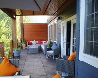 Spacious executive Home with Mountain Views 3500 Sq Ft 5 min walk to town - Pemberton - Innenhof