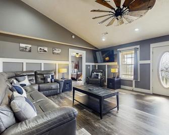 Hatters Hide A Way - Kodak - Living room