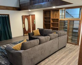 Sleeps 20+ Hillsboro, Beaverton big and spacious 7 bedrooms - Hillsboro - Living room