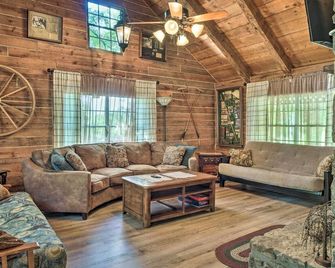 Peaceful Log Cabin Escape Near Table Rock Lake! - Golden - Living room