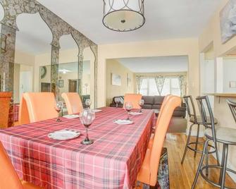 Lovely 3 bedroom Apartment with full kitchen, DR/4 beds/1.5Bathroom - Brooklyn - Comedor