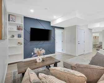 Modern Family Sized Guest Suite With All Essentials - Devon - Sala de estar