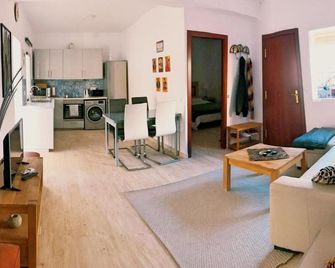 Town House with Patio in Quiet Residential Area 10 Min from Beach - Torremolinos - Salon