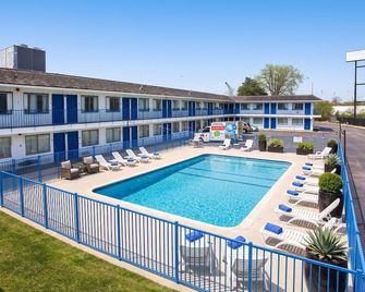 Express Inn Near Columbus Airport - Brice - Piscina