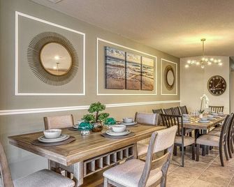 15% Off! Luxury 8br Retreat | Private Pool, Spa & Resort Amenities | Near Disney - Davenport - Essbereich
