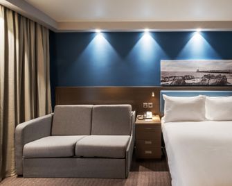Hampton by Hilton Aberdeen Airport - Aberdeen - Bedroom