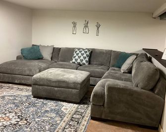 'B' Our Guest. A cozy 3-bedroom & 2 bath house with ac and Wi-Fi - Ord - Living room