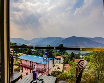 Hotel Holiday Plus - Panchgani - Balkon