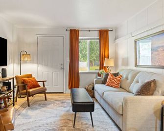 Charming Apt Near Glacier with Pickleball Court - Columbia Falls - Living room