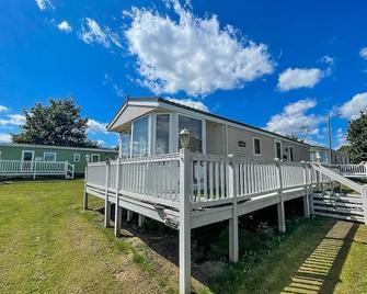 Lovely Caravan With Decking At Breydon Water In Norfolk Ref 10027rp - Belton - Building