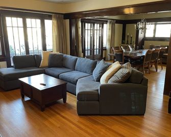 Large & Private House with Hot Tub, Pool Table, WiFi near downtown Ogden - Ogden - Living room