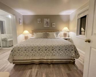 Annie's Lakefront Cottage in Kawartha Region - Nestleton - Habitación