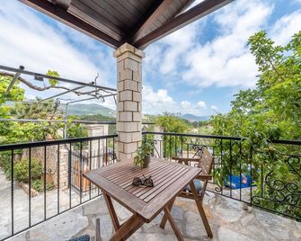 Old manor house - Sivota - Balkon