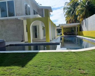 Chalet san Marino Playa Privada y Cancha Boliball - Puerto Quetzal - Piscina