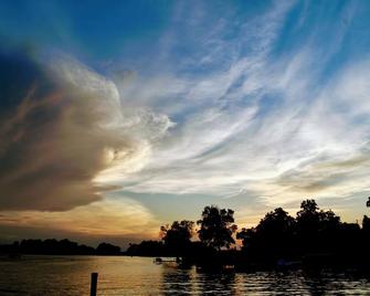 Sunset Cottage on Lake Pistakee - Fox Lake - Outdoors view