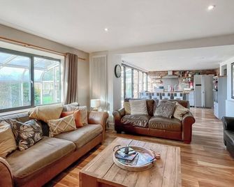 5 bedroom accommodation in Trowbridge - Trowbridge - Living room