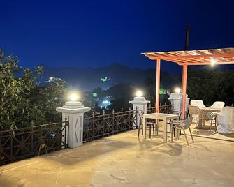 Krishna Niwas - A Heritage House Since 1924 - Mount Abu - Balcón