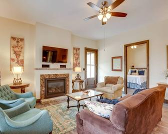 Ste Genevieve Home on 17 Acres, Near Wineries! - Sainte Genevieve - Living room