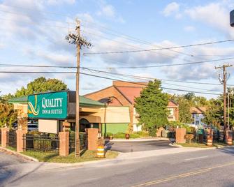 Quality Inn & Suites Coliseum - Greensboro - Building