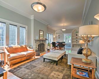 Classic Oak Park Home, 11 Mi to Downtown Chicago! - Oak Park - Soggiorno