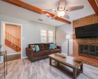 Roomy Home in Grandview - 2 miles to Buckroe Beach - Newport News - Living room