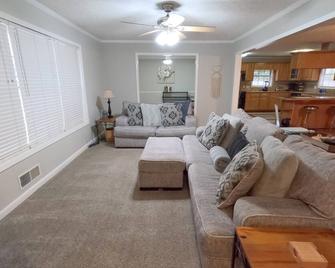 Quiet Kennesaw 3BR home - close to KSU, Lakepoint - Kennesaw - Living room