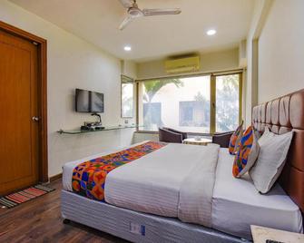 OYO 9721 Hotel Sr Rooms - Wakad - Bedroom