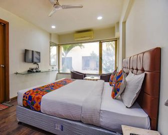 OYO 9721 Hotel Sr Rooms - Wakad