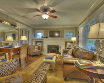 Charming 1920's English Cottage W/Water Views A Del Mar Vacation Property - Port Orchard - Sala de estar