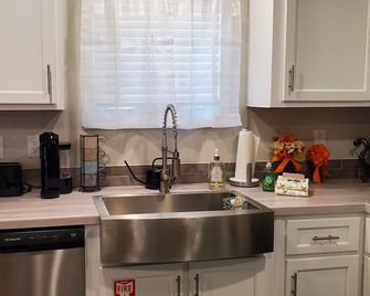 Cute 'n' Cozy, Pet Friendly Cottage! - Crestview - Küche