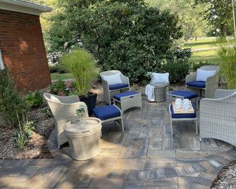 Completely Remodeled 2 Bed 2 Bath Home Close to Beaches and Wineries w/ 2 Patios - Saint Joseph - Terasa