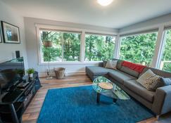 Downtown Cypre Suite - Newly Renovated, Spacious 3 Bedroom Unit - Tofino - Wohnzimmer