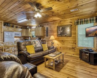 Suite Sensations, Hot Tub, Pool table, 560 FREE tickets each paid day - Pigeon Forge - Sala de estar