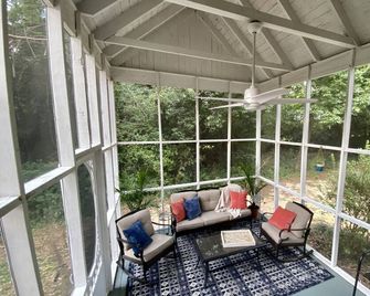 Downtown Cozy Cottage Family Retreat - Hartsville - Balcón