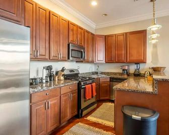 Spacious 3-bedroom corporate condo in wonderful North Kenwood in Hyde Park - Chicago - Kitchen