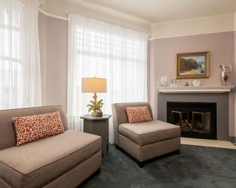 Nantucket Whale Inn - Half Moon Bay - Living room
