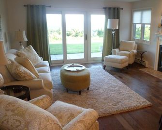 Panoramic Views of Little Traverse Bay in Harbor Springs - Harbor Springs - Living room