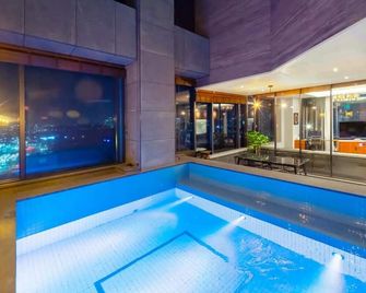 Suwon Partyz Hotel - Suwon - Piscina