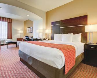 La Quinta Inn & Suites by Wyndham Denver Gateway Park - Denver - Bedroom