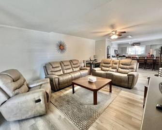 Mins from PTI Airport/Triad Park/market - Colfax - Living room