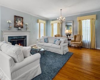 6 Private Suites! Game Room, Living Room - Fort Smith - Sala de estar