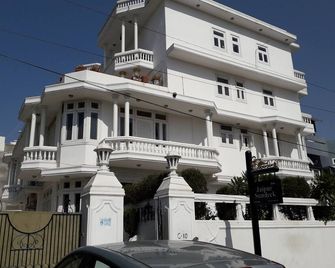 Jaipur Sundeck is a family run homestay which is connected to all major places - Jaipur - Building