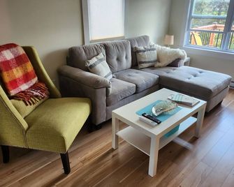 Cozy Two Bedroom North Shore Cottage - York - Living room