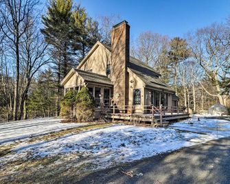 Peaceful Goshen Cottage with Screened Porch and Views! - Goshen - Gebouw