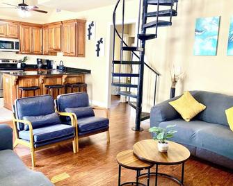 Grand Isle Unit E pet friendly detached condo 3 bedrooms 1 bath easy beach access - Grand Isle - Living room