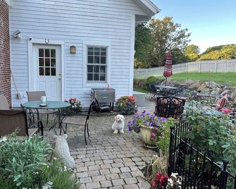 Dodds Brick House Bed & Breakfast - North Hero - Patio