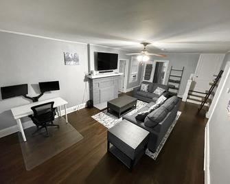 Cedar Brook Manor - Rutgers | Nyc | Jersey Shore - Union County - Extended Stay - Plainfield - Living room