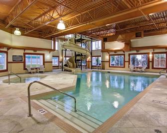 Rimbey Ridge Hotel & Suites - Rimbey - Piscina