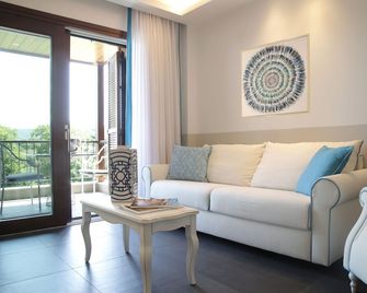 아바톤 럭셔리 비치 리조트 - 릴레 & 샤토 - 오라노폴리 - 거실